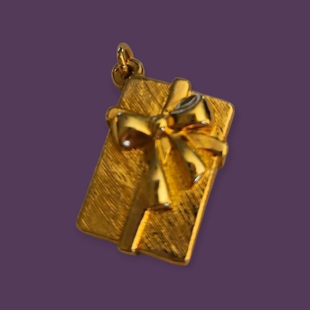 Vtg AVON 1990 Tender Memories Goldtone Gift Box Present Bow Necklace Charm